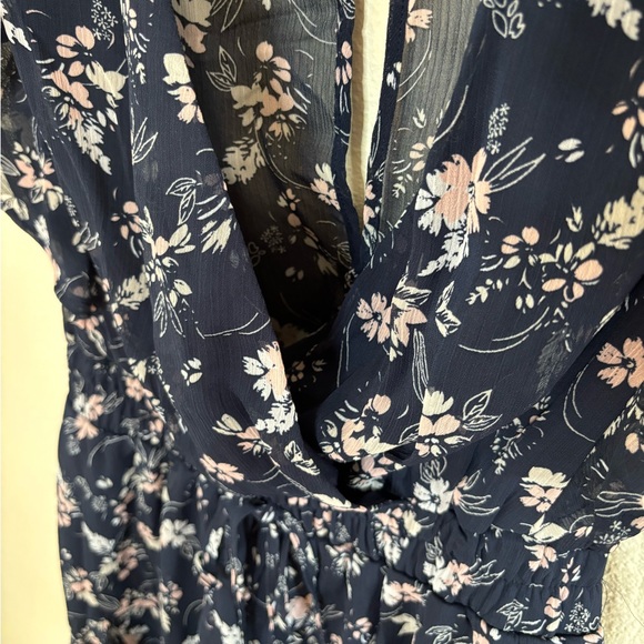 Francesca’s Tracy flutter sleeve navy floral romper - Picture 5 of 16